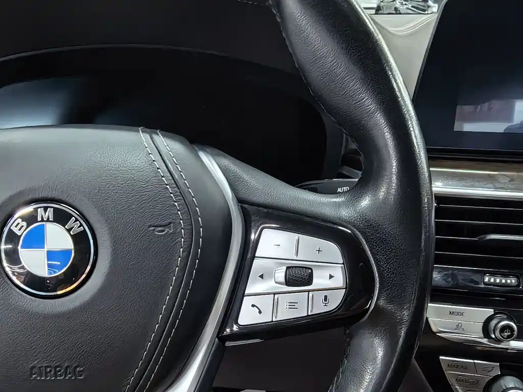 BMW 5 Series — миниатюра 9