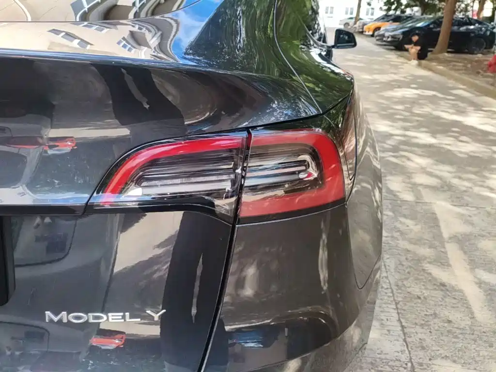 Tesla Model Y — миниатюра 8