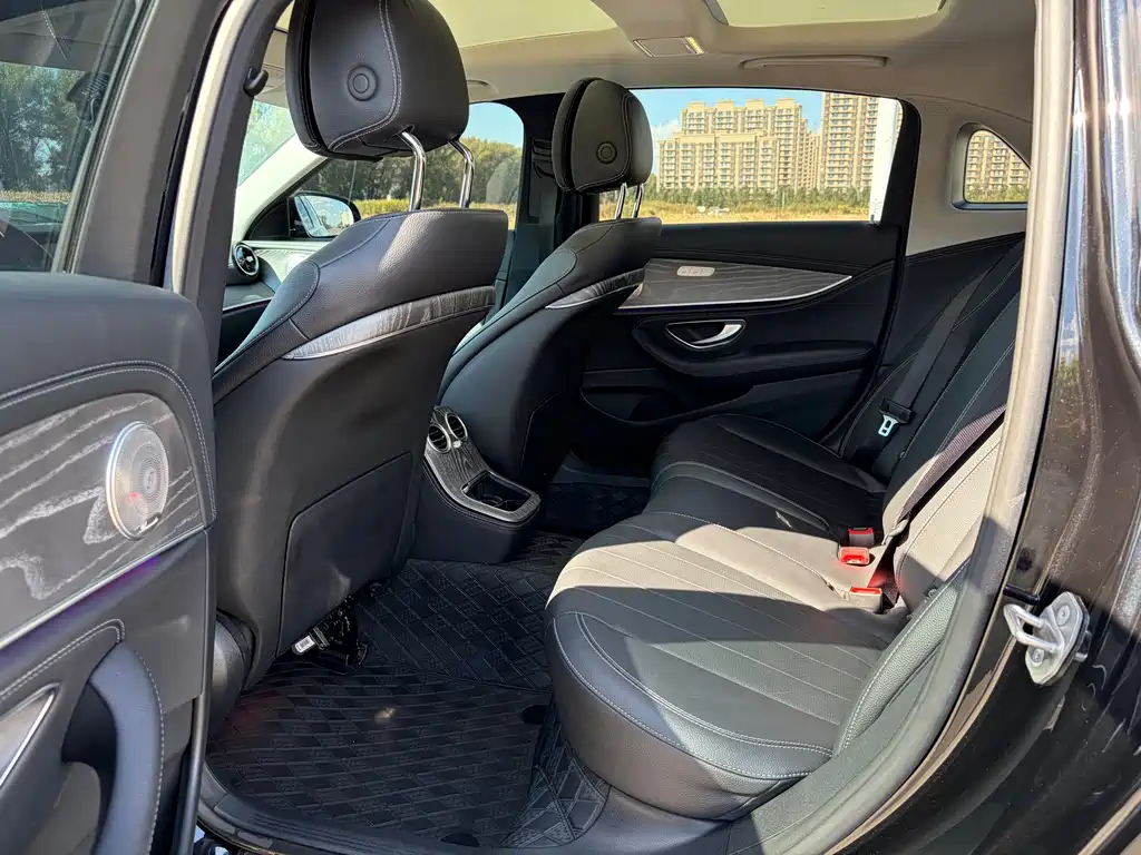 Mercedes-Benz E-Class — миниатюра 8