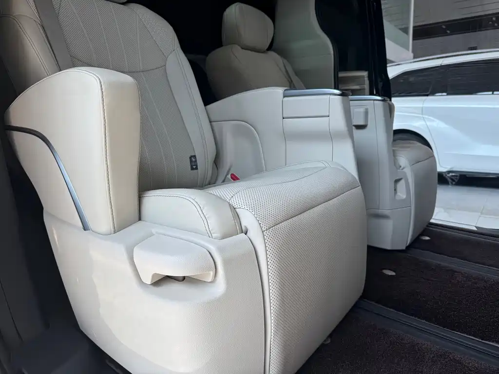 Toyota Granvia — миниатюра 13