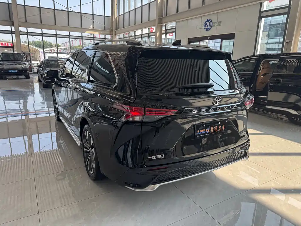 Toyota Granvia — миниатюра 6