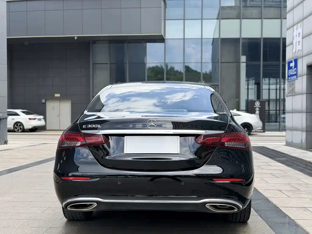 Mercedes-Benz E-Class — миниатюра 6