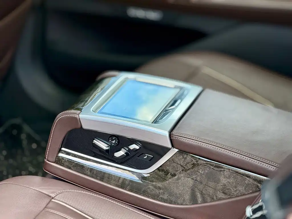 BMW 7 Series — миниатюра 8