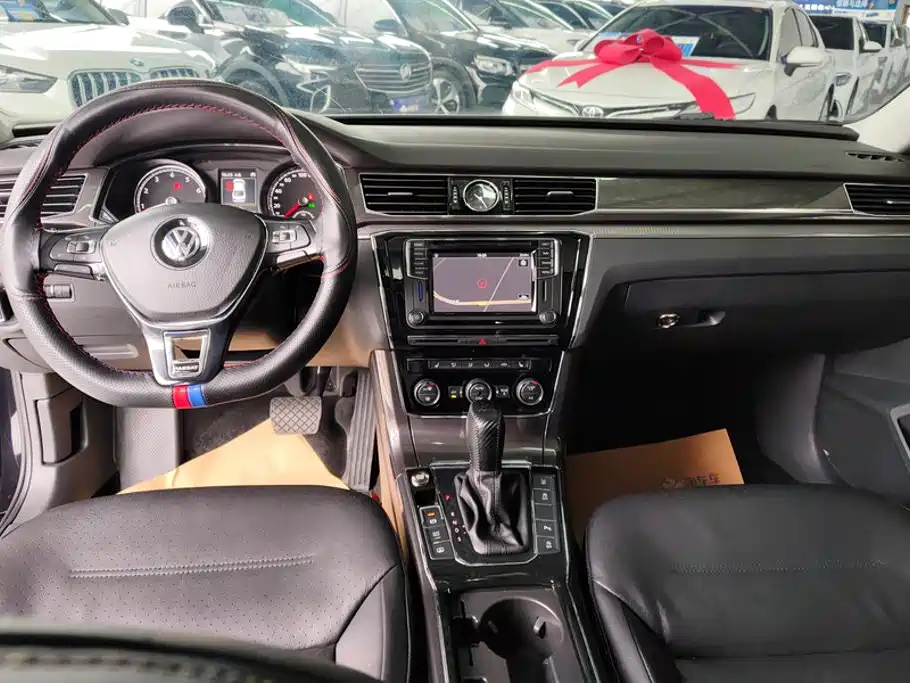 Volkswagen Passat 330TSI DSG Royal Premium Edition, фото 12