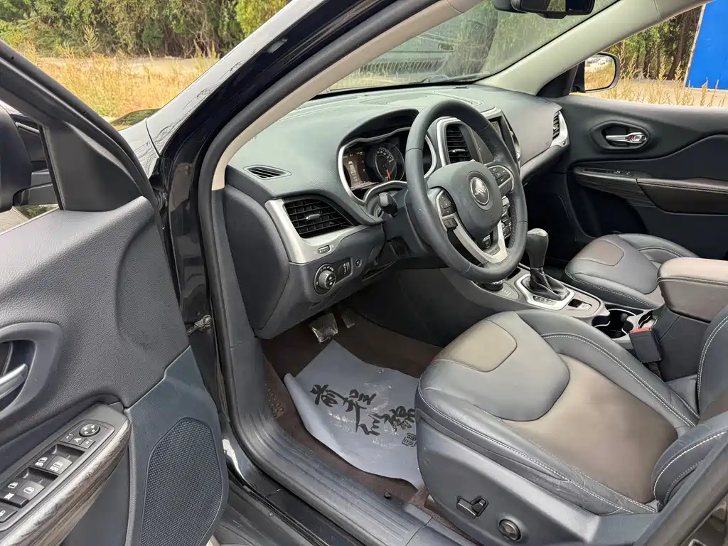 Jeep Cherokee — миниатюра 9