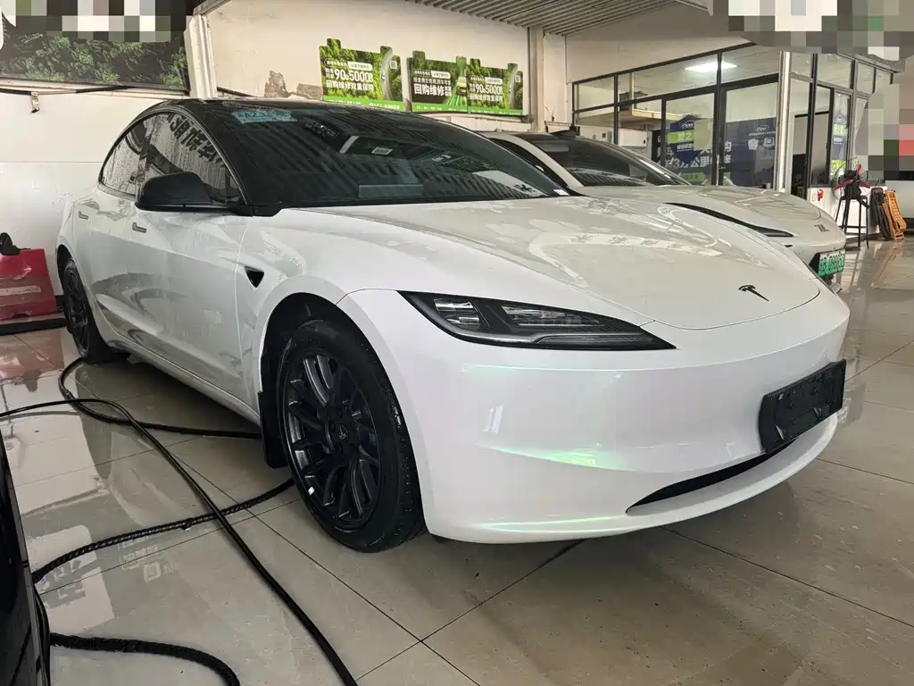 Tesla Model 3 — миниатюра 3