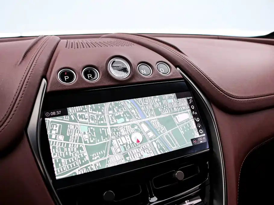 Aston Martin DBX — миниатюра 8