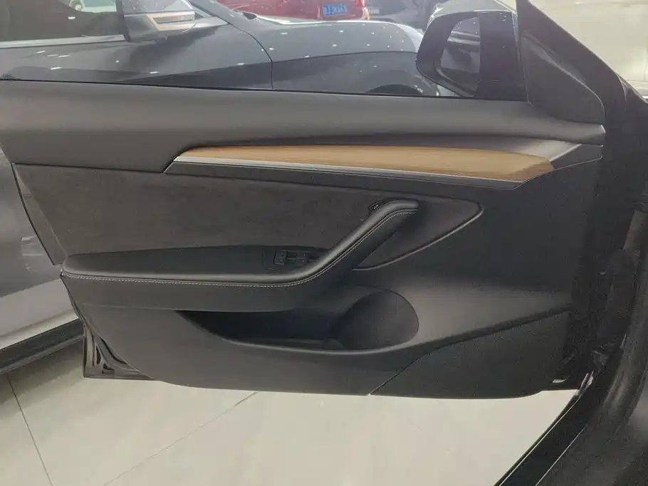 Tesla Model 3 — миниатюра 7