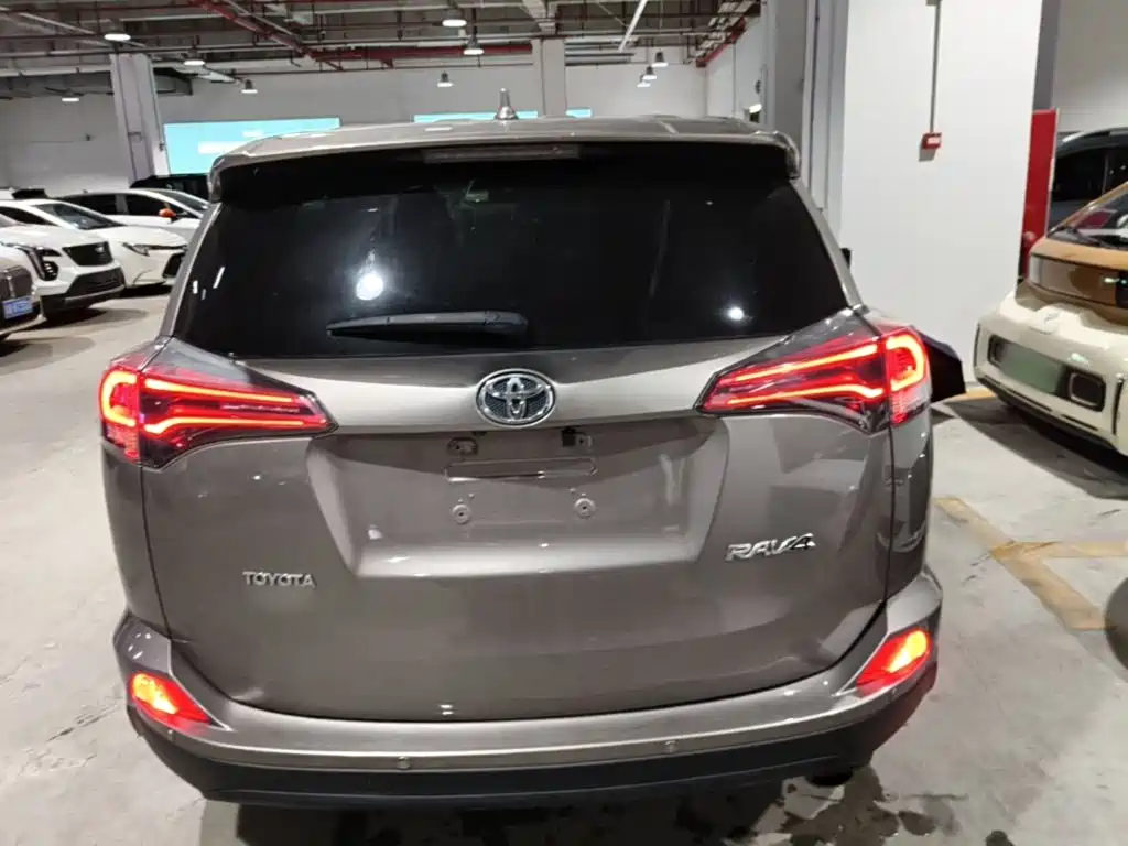 Toyota RAV4 — миниатюра 6