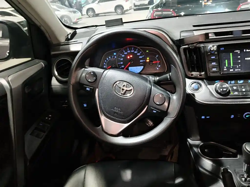 Toyota RAV4 — миниатюра 11