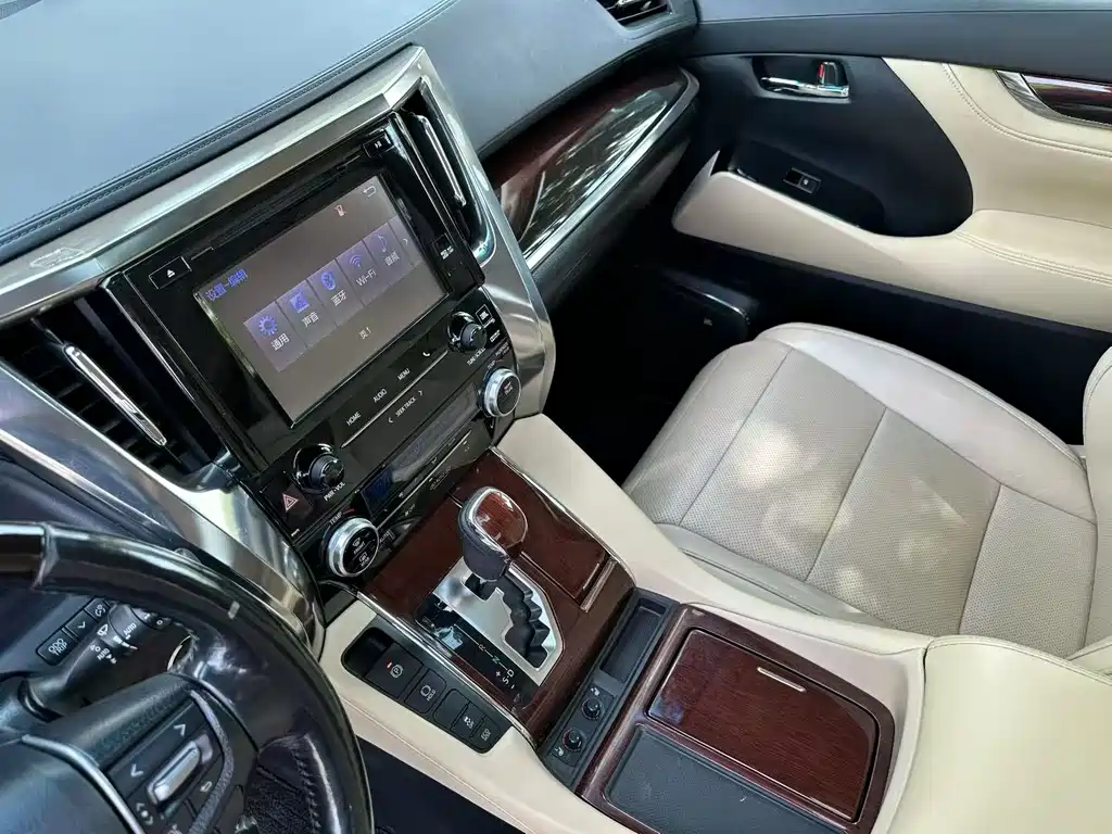 Toyota Alphard — миниатюра 2