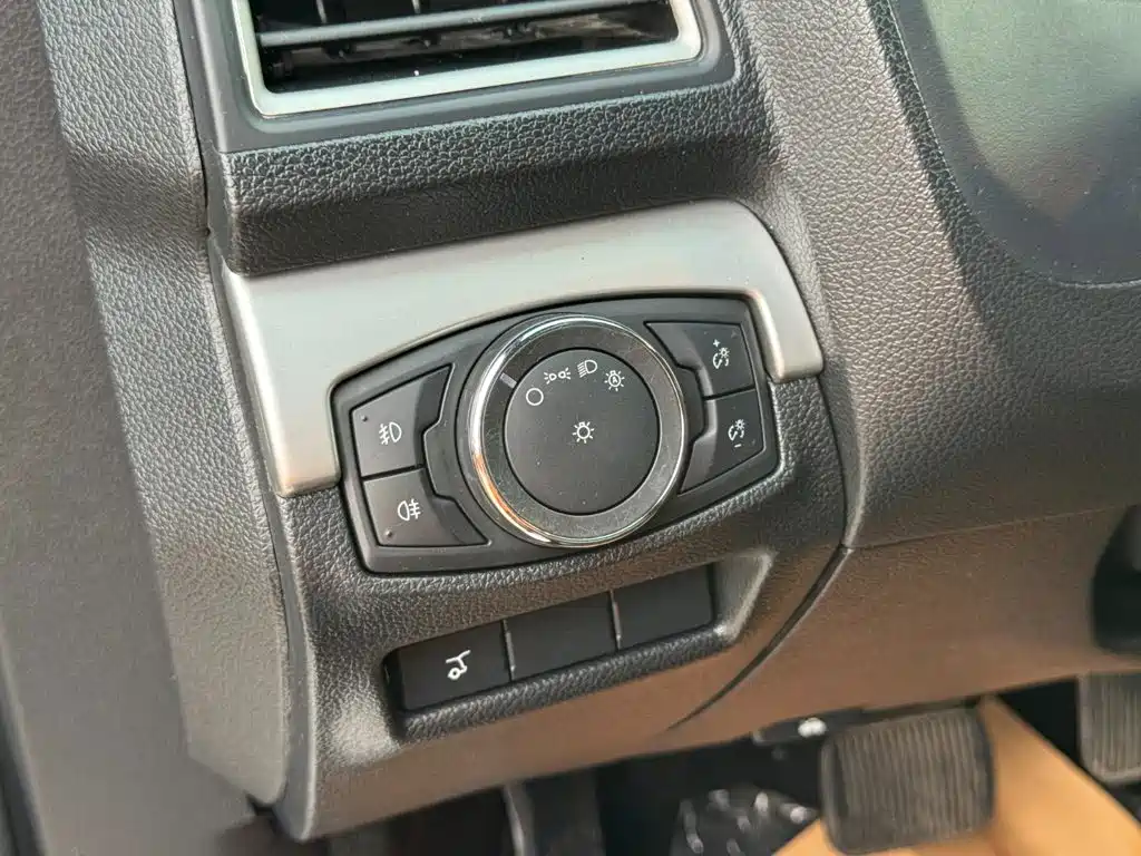 Ford Explorer (Import) — миниатюра 26