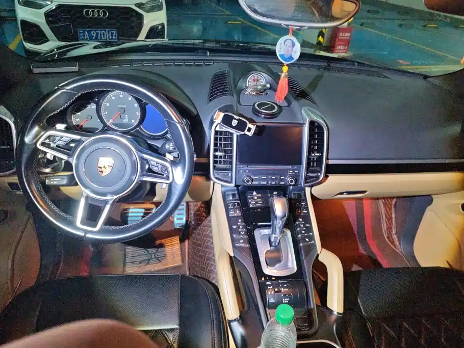 Porsche Cayenne — миниатюра 12