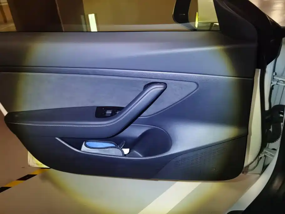 Tesla Model 3 — миниатюра 7