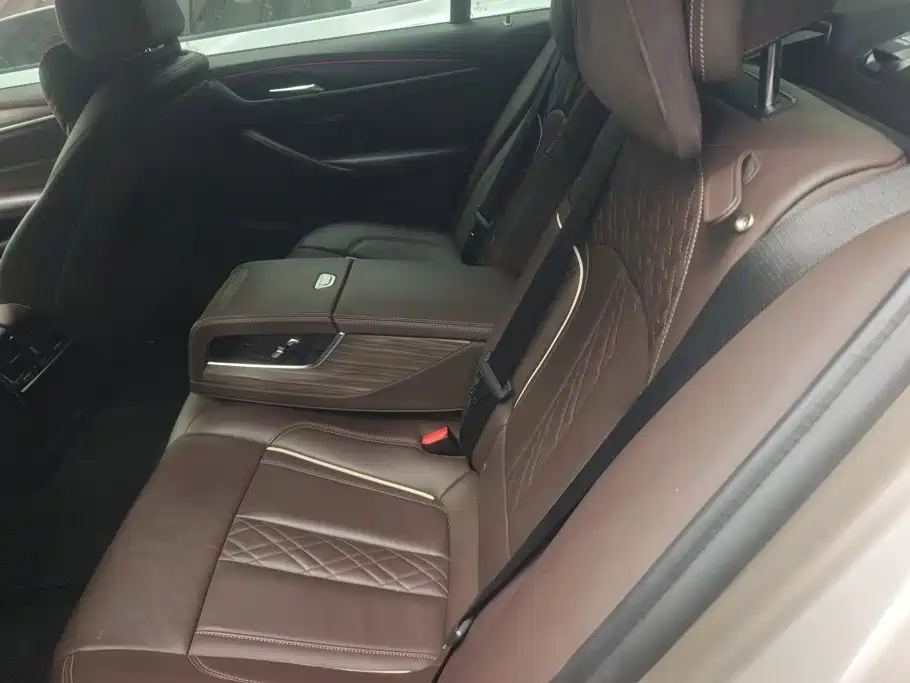 BMW 5 Series — миниатюра 11