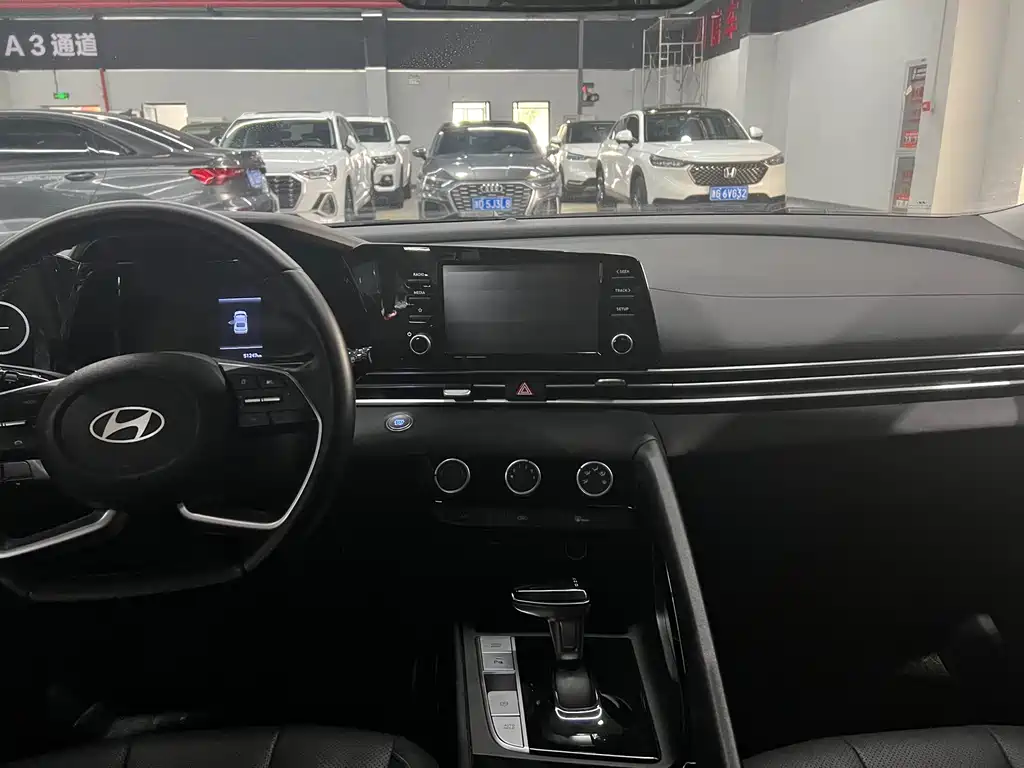 Hyundai Elantra — миниатюра 11