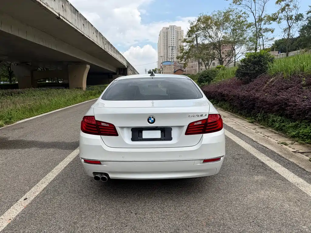 BMW 5 Series — миниатюра 8