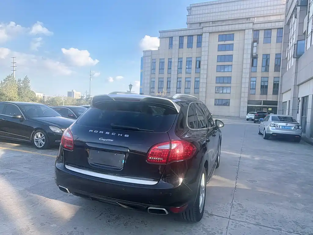 Porsche Cayenne — миниатюра 7