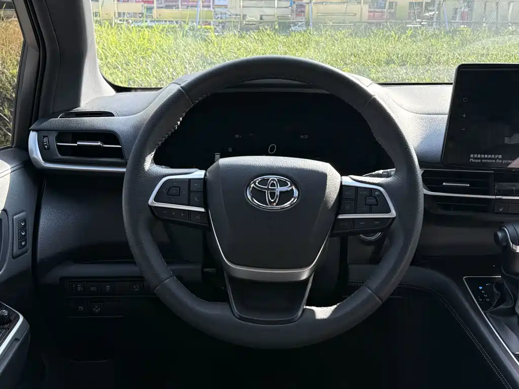 Toyota Granvia — миниатюра 11