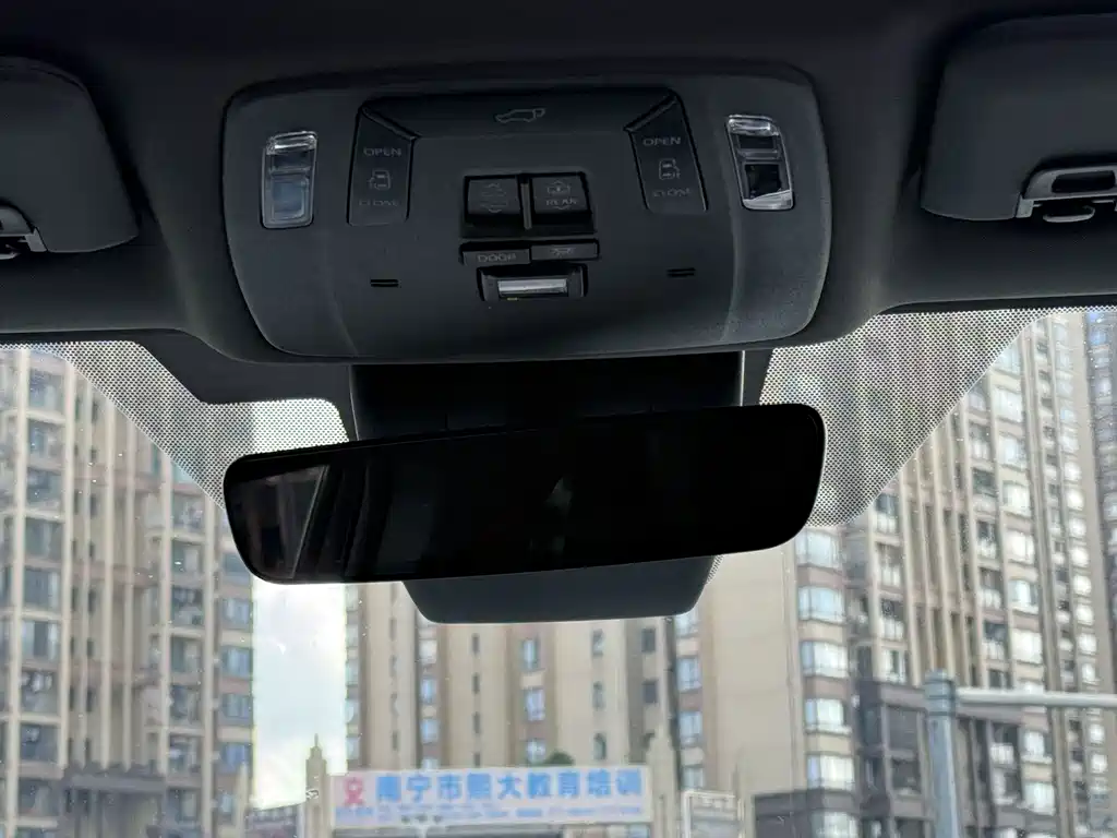 Toyota Granvia — миниатюра 18