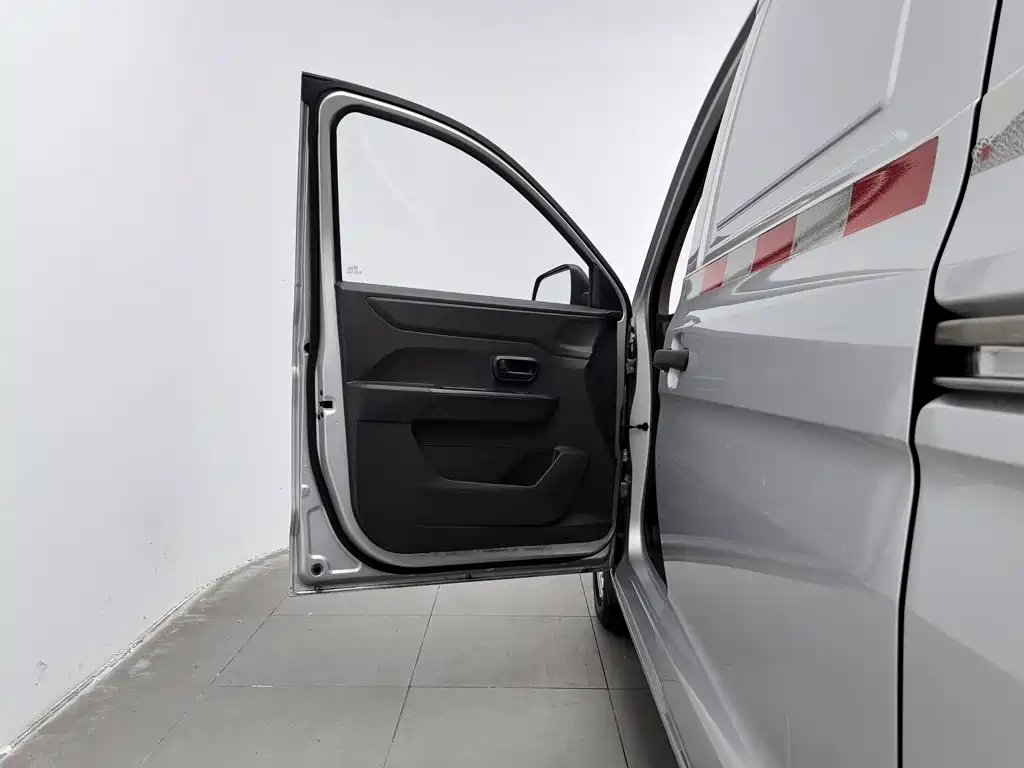 Wuling Hongguang V — миниатюра 8