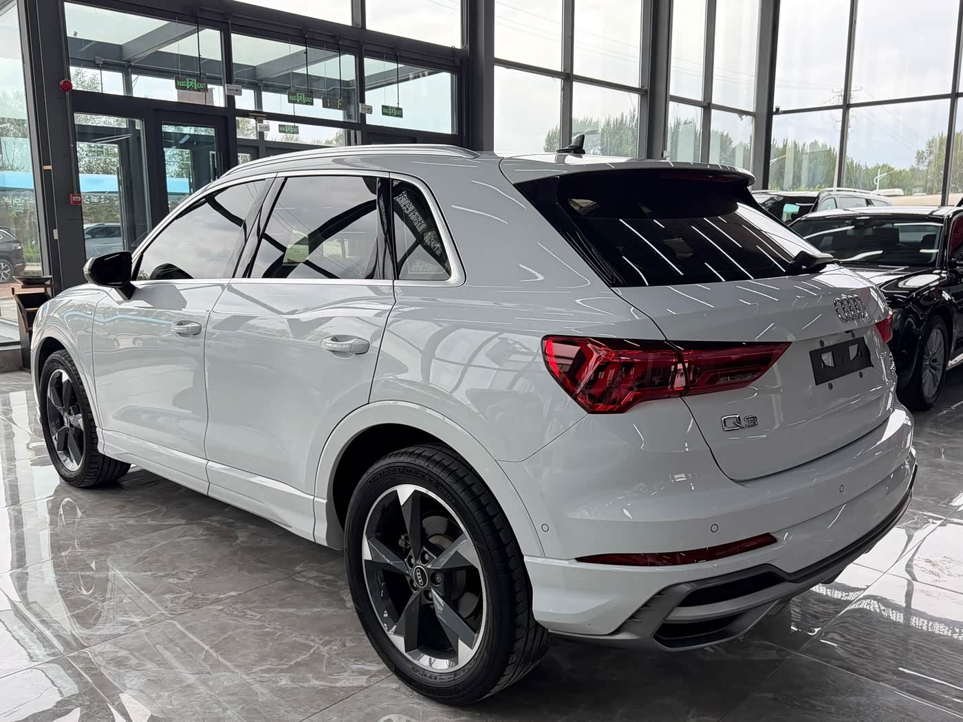 Audi Q3 1.4 л 2023 г. Белый, пробег 44000 км