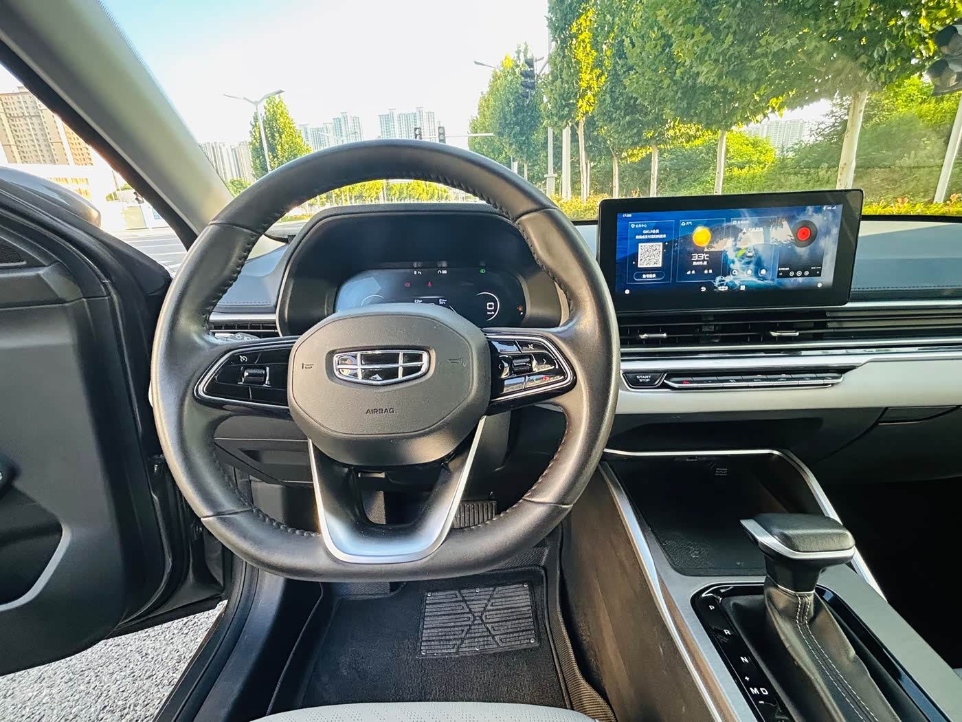 Geely Emgrand 1.5 л 2022 г. Серебристо-серый, пробег 42000 км