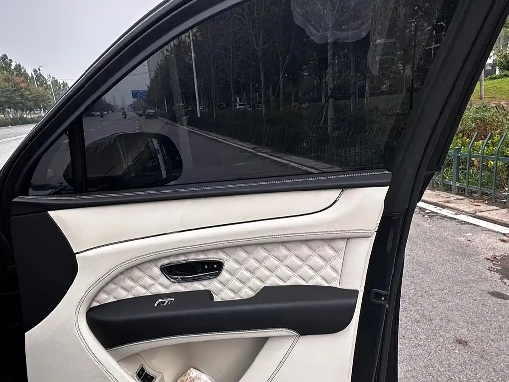 Bentley Bentayga PHEV — миниатюра 11