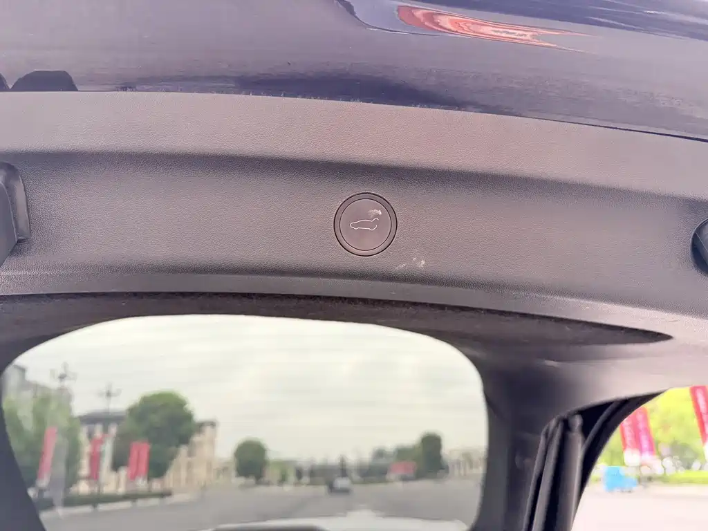 Tesla Model Y — миниатюра 15