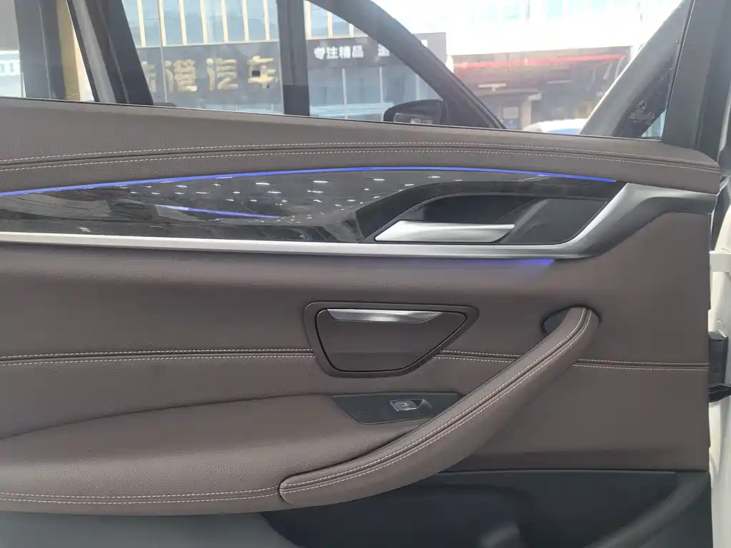 BMW 5 Series — миниатюра 13
