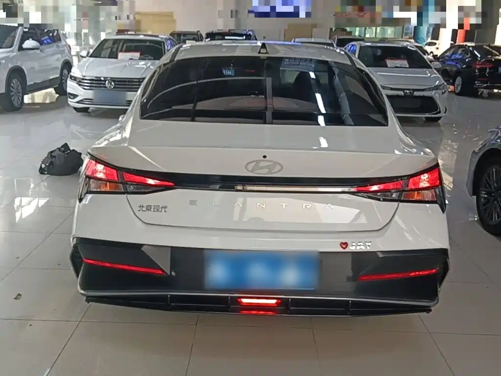 Hyundai Elantra — миниатюра 6
