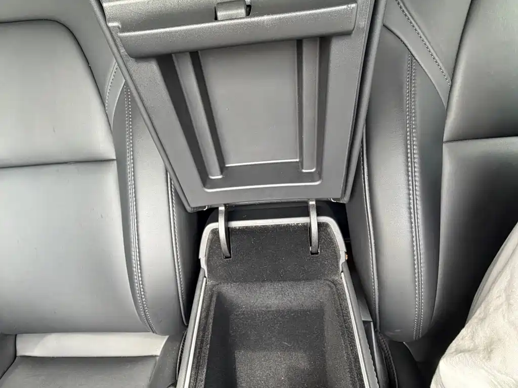 Tesla Model Y — миниатюра 18