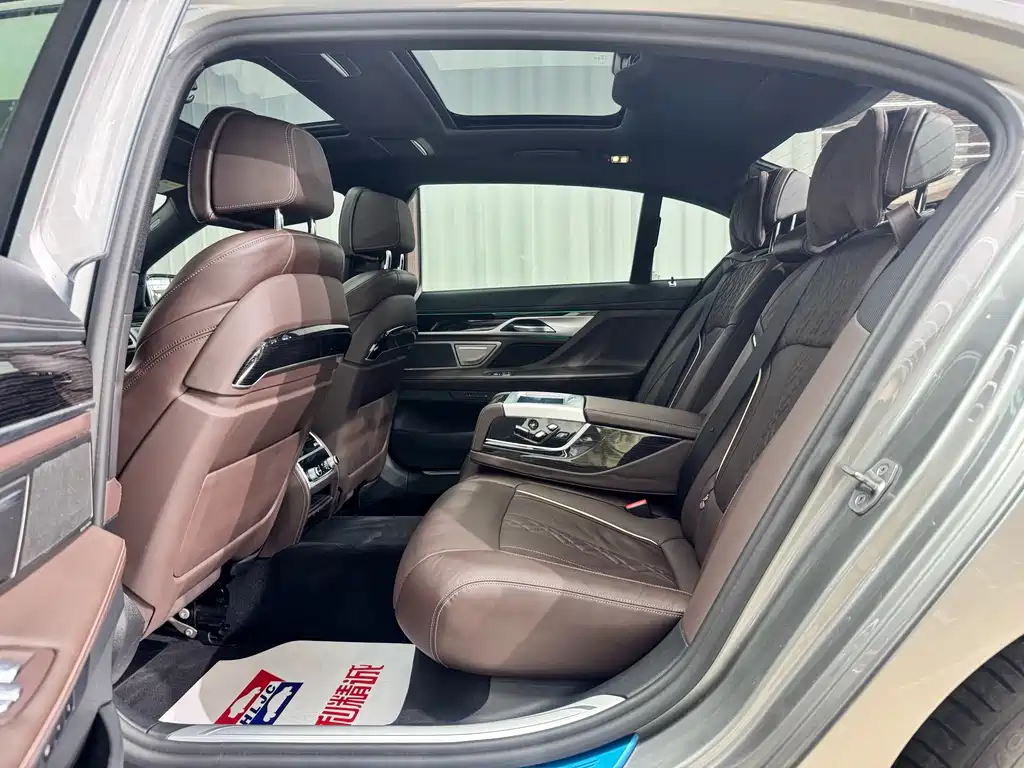 BMW 7 Series — миниатюра 8