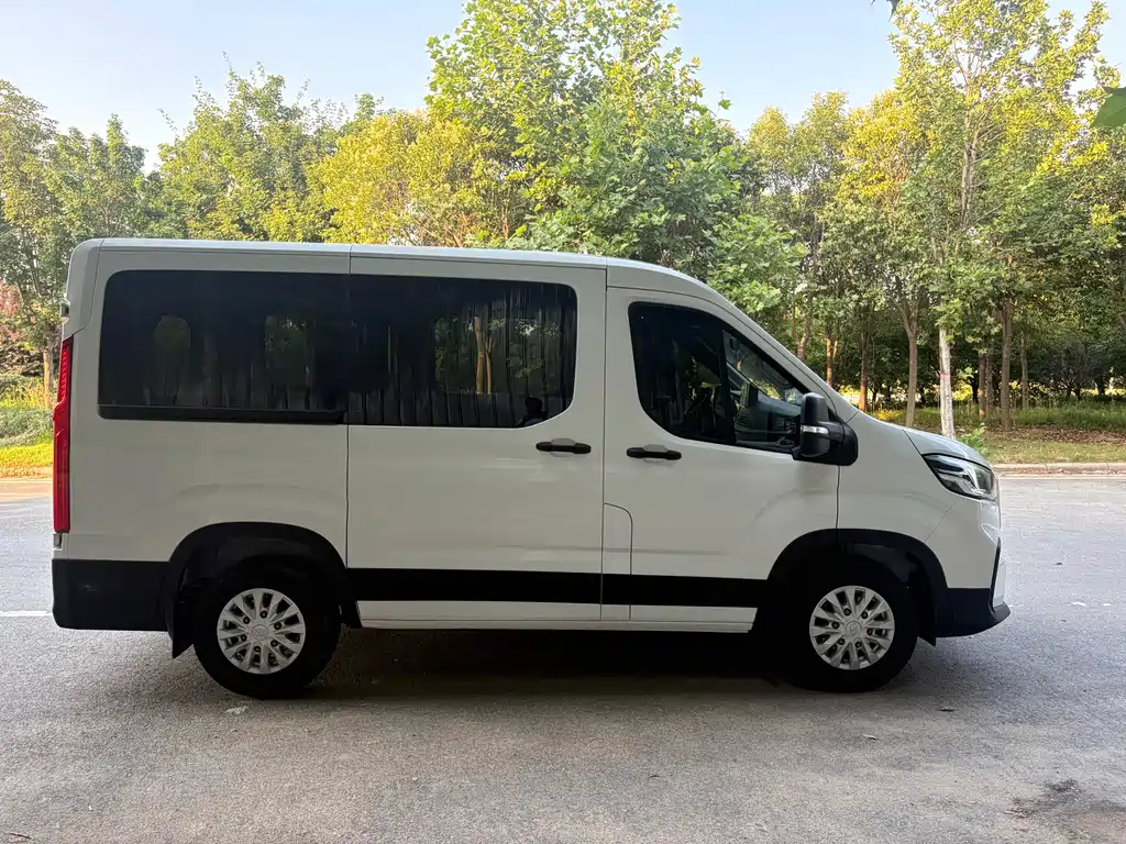 Maxus V90 2022 2.0T MT 6 мест