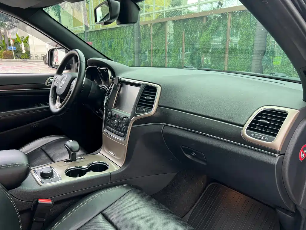 Jeep Grand Cherokee (Import) — миниатюра 11