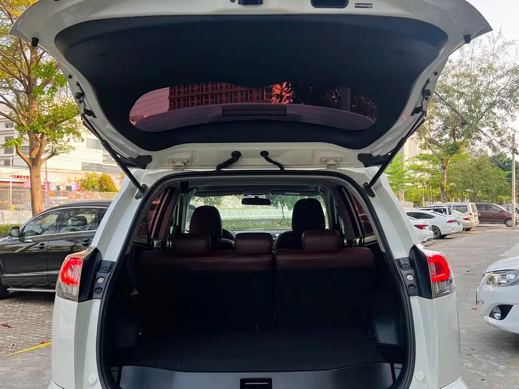 Toyota RAV4 — миниатюра 13