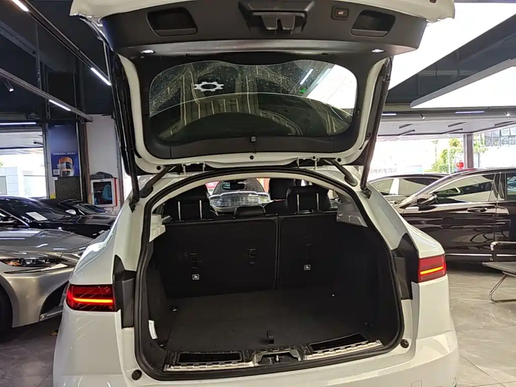 Jaguar E-PACE — миниатюра 19