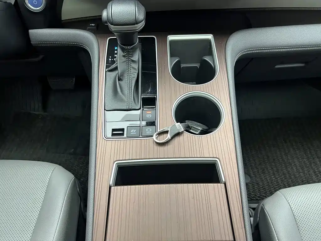 Toyota Granvia — миниатюра 9