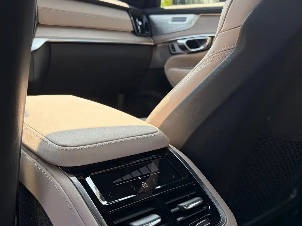 Volvo XC90 PHEV — миниатюра 11