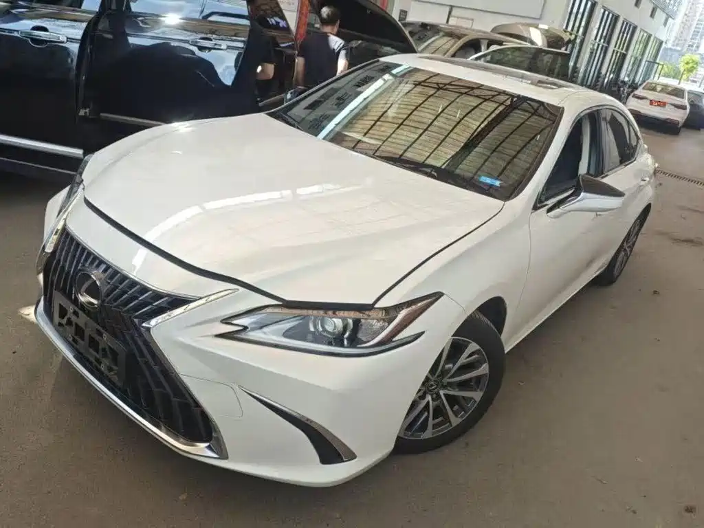 Lexus ES 2023