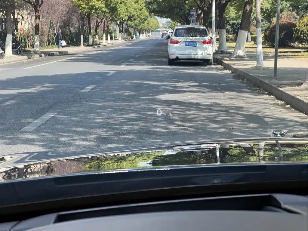 Bentley Flying Spur PHEV — миниатюра 15