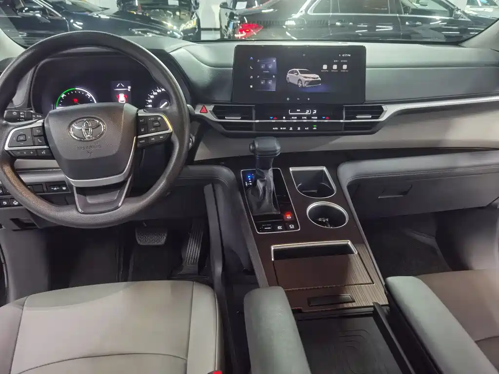 Toyota Granvia — миниатюра 6