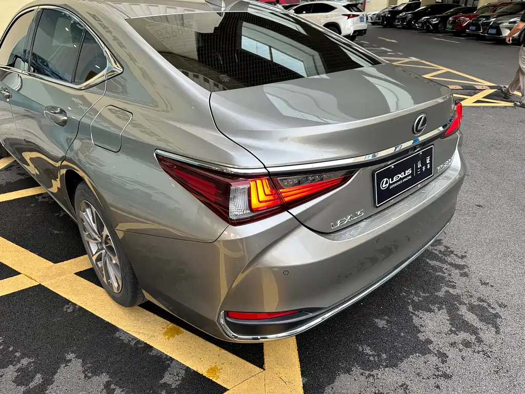 Lexus ES — миниатюра 25