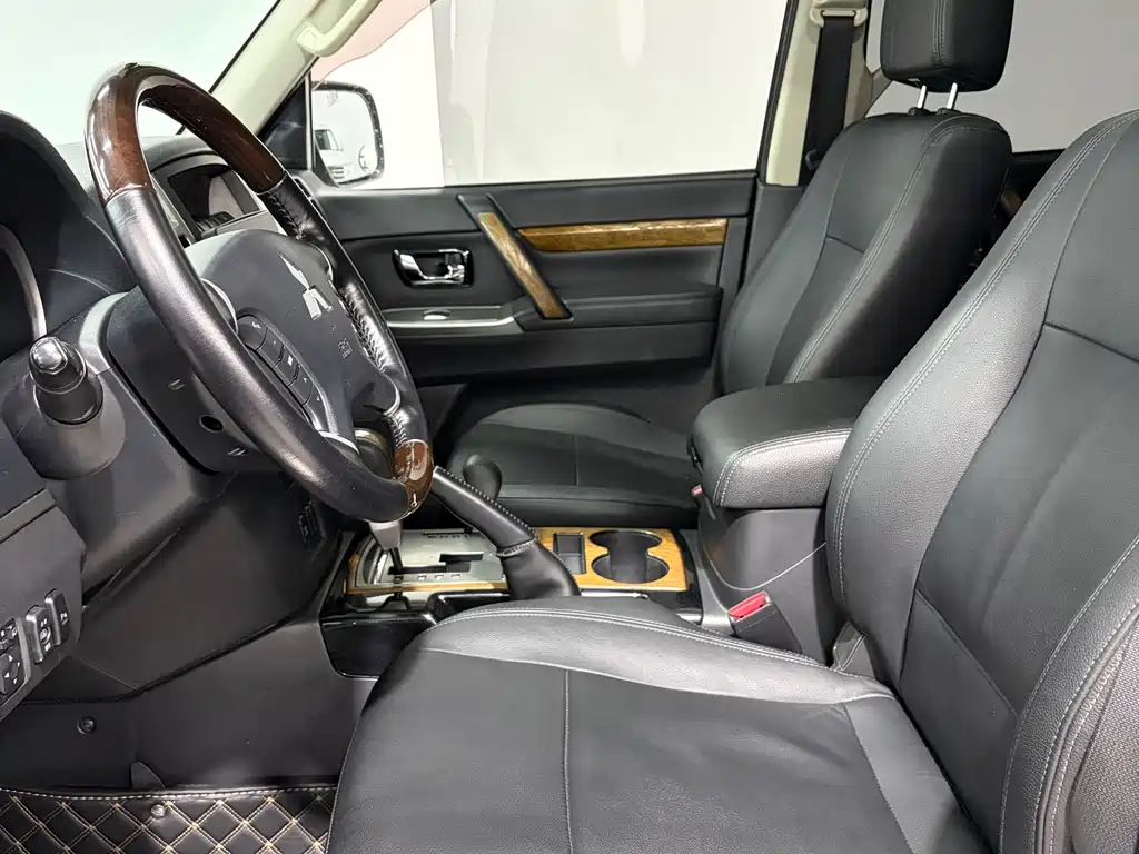 Mitsubishi Pajero (Import) — миниатюра 7