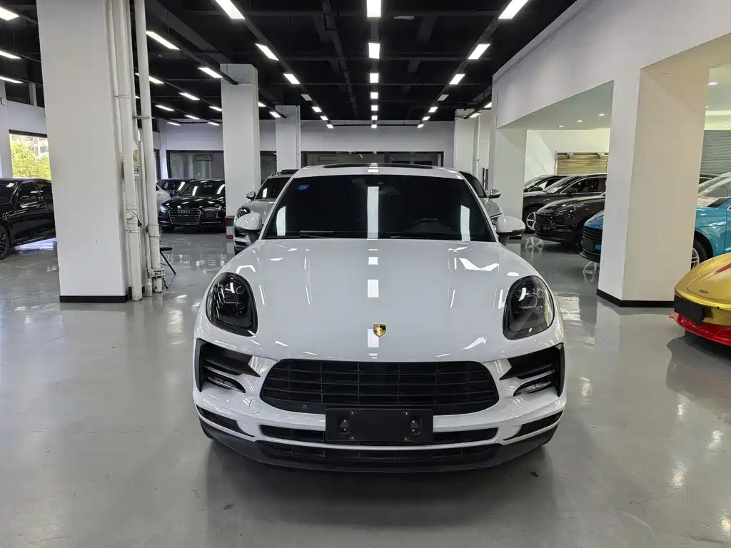 PORSCHE MACAN