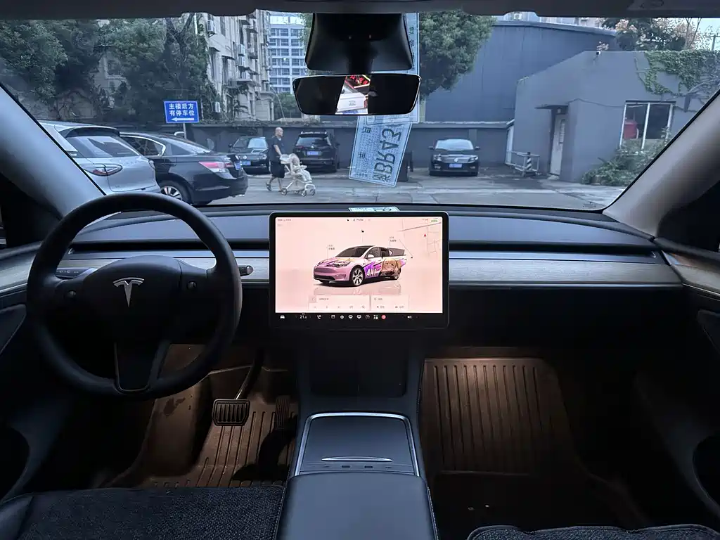 Tesla Model Y — миниатюра 7