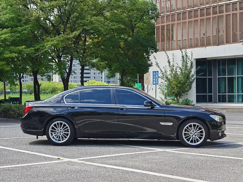 BMW 7 Series — миниатюра 8
