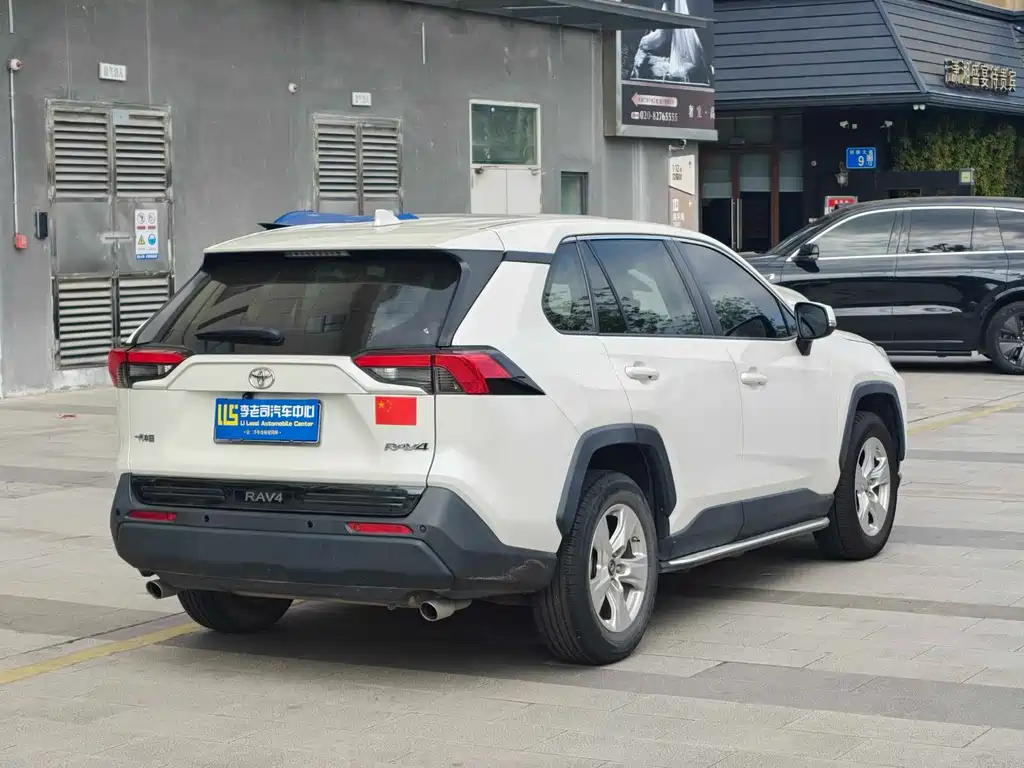 Toyota RAV4 — миниатюра 5