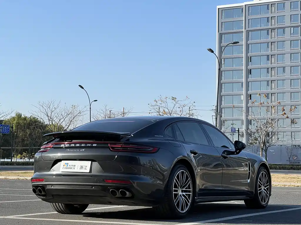 PORSCHE PANAMERA