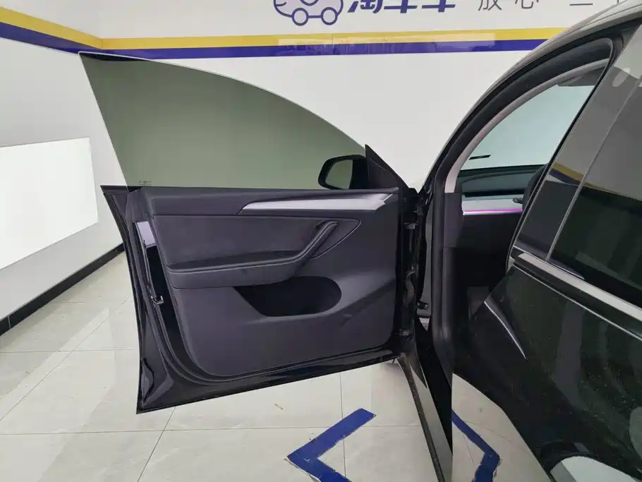 Tesla Model Y — миниатюра 7